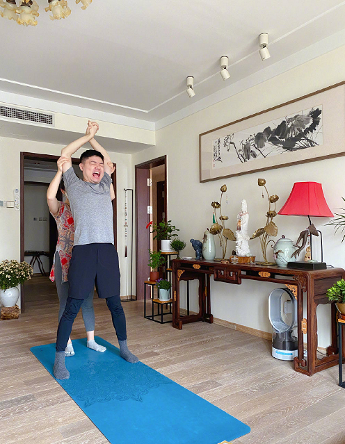 9博体育33岁丁俊晖近况：与妻子在家练瑜伽表情痛苦中式英文令人发笑(图3)