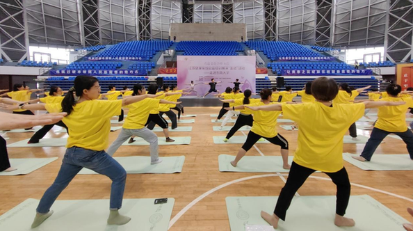 江苏省瑜伽运动协会健身瑜伽公益培训9博体育展演走进东南大学(图4)