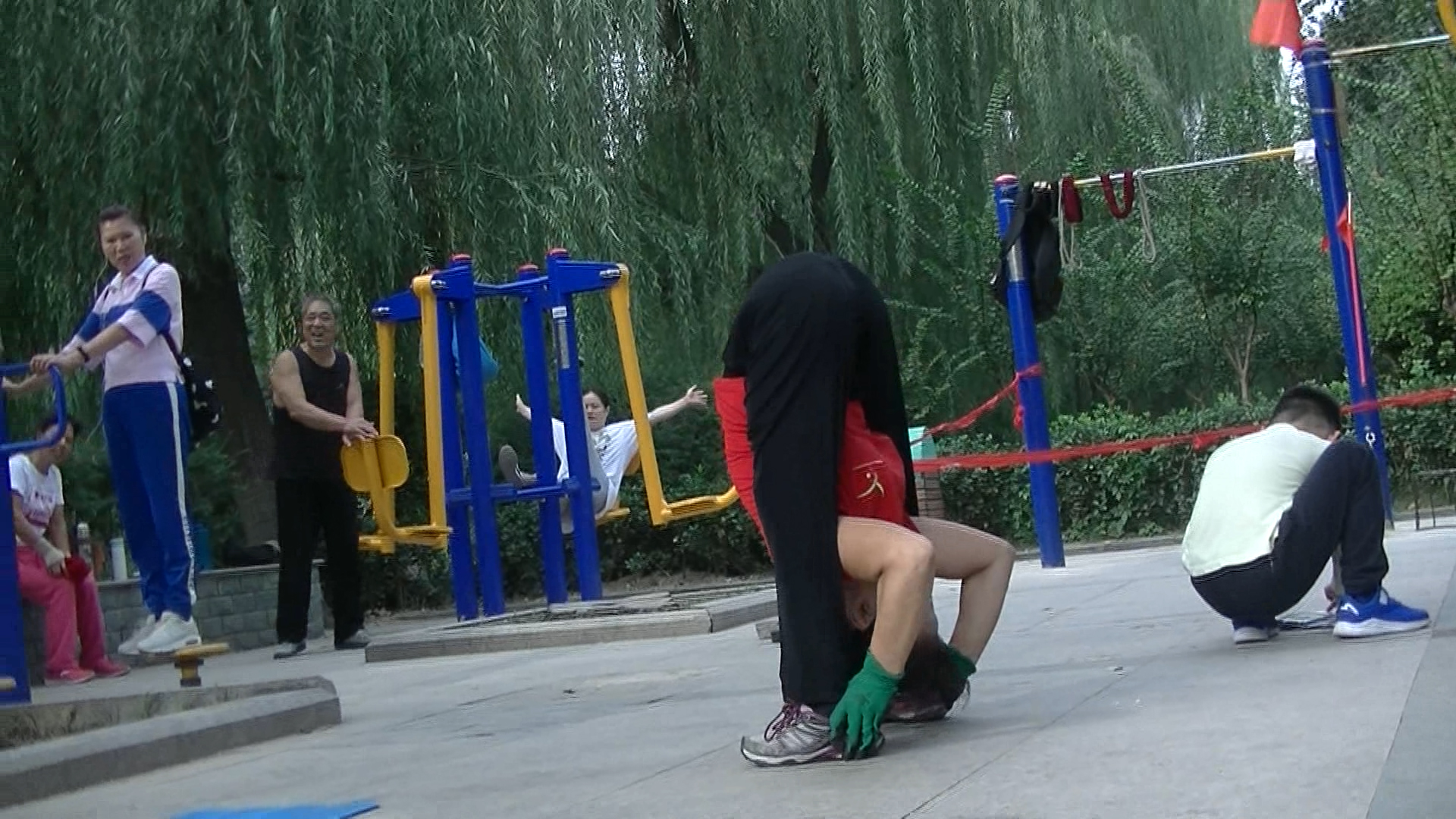 9博体育郑州62岁大妈街头练柔术花式“一字马”看呆路人(图2)