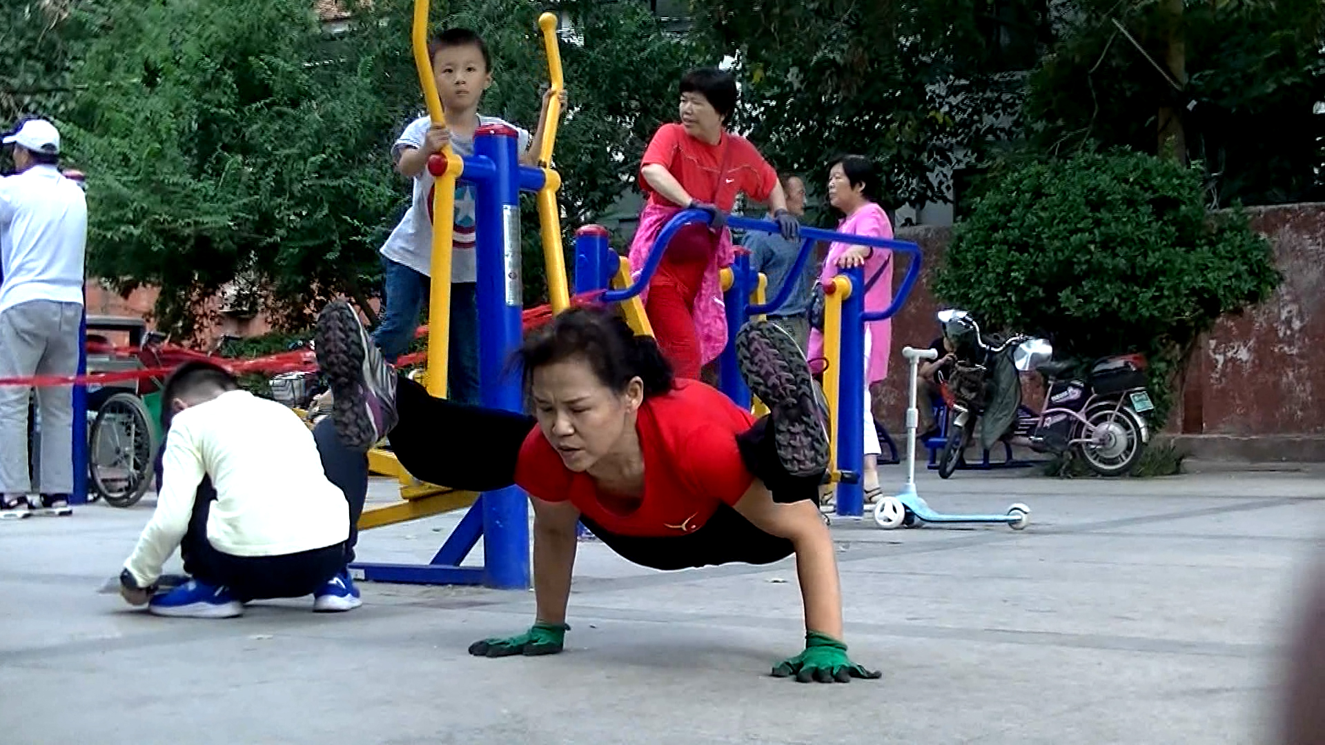 9博体育郑州62岁大妈街头练柔术花式“一字马”看呆路人(图3)