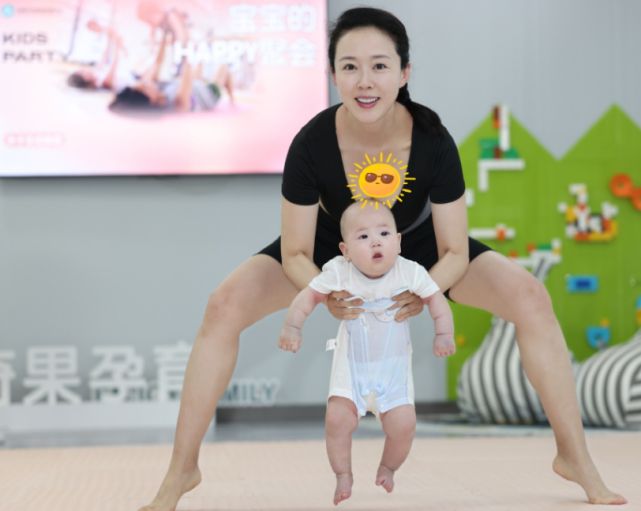 9博体育颜丹晨带3个月大儿子练瑜伽恩宝表情淡定母子配合默契好有爱(图2)