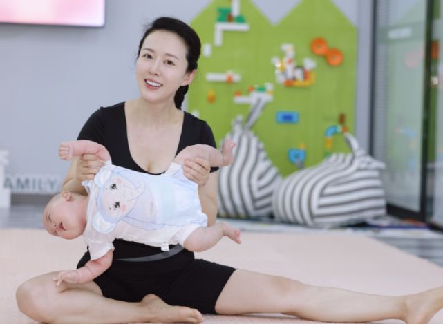 9博体育颜丹晨带3个月大儿子练瑜伽恩宝表情淡定母子配合默契好有爱(图4)