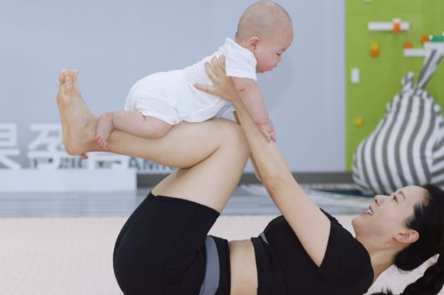 9博体育颜丹晨带3个月大儿子练瑜伽恩宝表情淡定母子配合默契好有爱(图5)