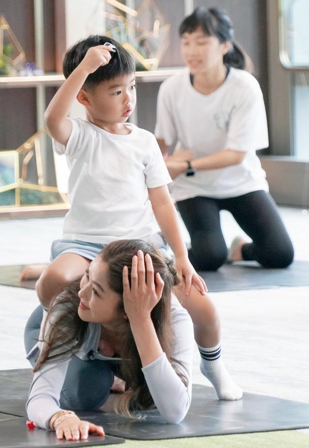9博体育中华小姐冠军岑丽香与儿子一起做瑜伽妈妈身材好儿子十分可爱(图1)