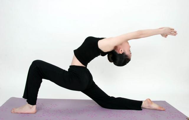 坚持进行瑜伽运动帮你塑造翘臀提升气9博体育质缓解生活压力(图1)