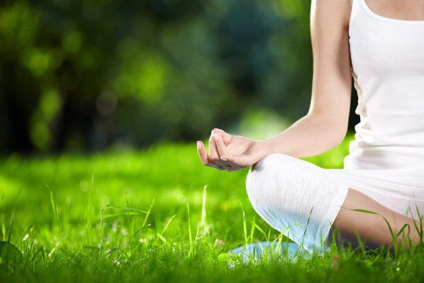 坚持进行瑜伽运动帮你塑造翘臀提升气9博体育质缓解生活压力(图3)