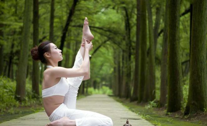 为什么有人说“瑜伽正在毁掉9博体育中国女人的身体”？或许你真该了解下(图2)